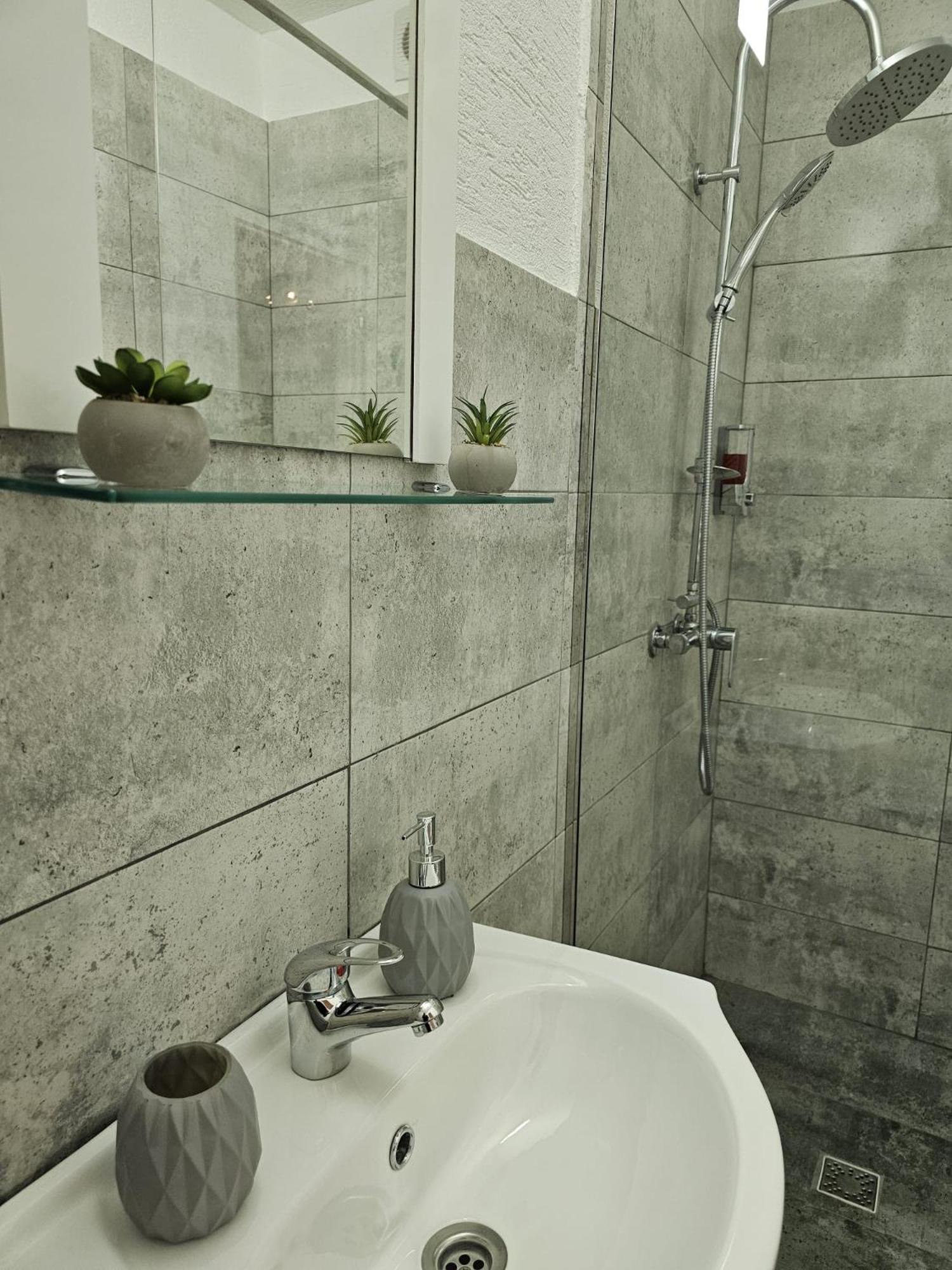 Mona Central Apartment هونيدوارا المظهر الخارجي الصورة