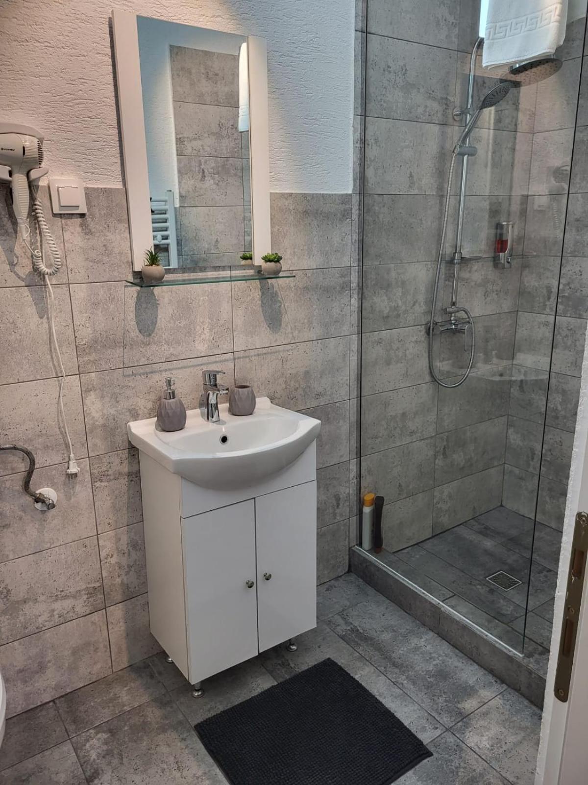 Mona Central Apartment هونيدوارا المظهر الخارجي الصورة